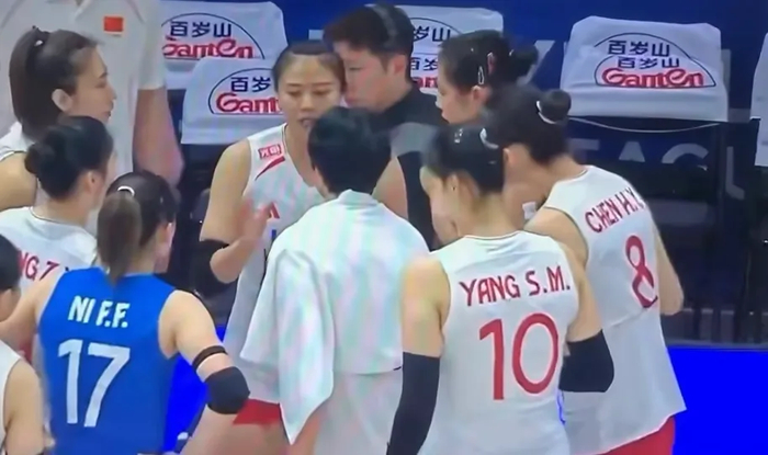 乐鱼体育官方入口-暂停指点全队与主帅思路相左！龚翔宇尽显执教功底，她比赵勇靠谱|中国女排|泰国女排|张晨|女排|队员_新浪体育_新浪新闻