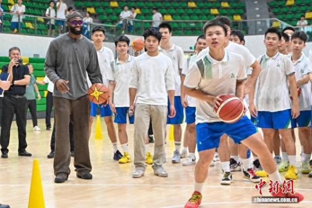 乐鱼体育-NBA球星杰伦·布朗到访广州与中学生互动|美国职业篮球联赛|华南师范大学附属中学|中新社|篮球|波士顿凯尔特人队_新浪体育_新浪新闻